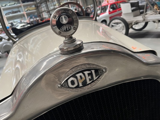 Opel 4/20 PS Luxus-Zweisitzer (1929) – Sonderausstellung "125 Jahre Opel-Automobile" im "Nationalen Automuseum – The Loh Collection"