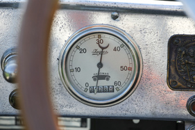 Falsche Marke, richtige Skala: Opel installierte natürlich keine Hanomag-Tachos. Die rot markierten 50 km/h sind aber als Reisegeschwindigkeit zu halten, 60 km/h maximal drin