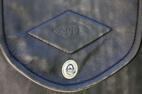 Hübsches Detail: lederne Türtasche mit eingeprägtem Opel-Auge und Metallverschluss