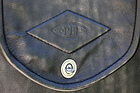 Hübsches Detail: lederne Türtasche mit eingeprägtem Opel-Auge und Metallverschluss