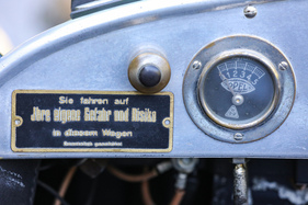 Sicher ist sicher: Haftungsausschluss in Messing neben Ölmanometer