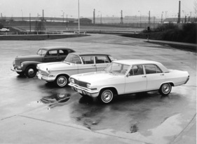 Opel Admiral (1964) - mit dem direkten Vorgänger Kapitän L und dem ersten Kapitän von 1939 Opel Admiral (1964) - mit dem direkten Vorgänger Kapitän L und dem ersten Kapitän von 1939