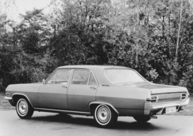 Opel Admiral (1966) – Die C-Säule läuft in die Kotflügelecken aus, fast wie beim Lancia Flaminia Opel Admiral (1966) – Die C-Säule läuft in die Kotflügelecken aus, fast wie beim Lancia Flaminia