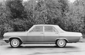 Opel Admiral (1966) – Werksfoto von November 1965, noch mit Opel-Schriftzug auf dem Kotflügel und Modellname auf der C-Säule Opel Admiral (1966) – Werksfoto von November 1965, noch mit Opel-Schriftzug auf dem Kotflügel und Modellname auf der C-Säule
