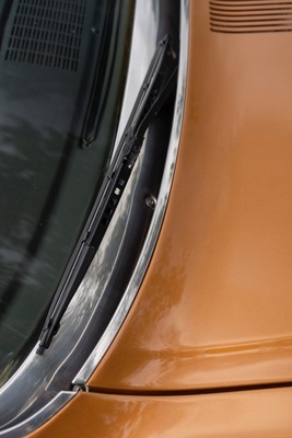 Opel Admiral (1974) - Chromleiste zwischen Motorhaube und Windschutzscheibe
