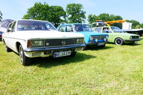 Opel Admiral der B-Serie neben einem Lada Shiguli und einem VW Golf I – Bockhorner Oldtimermarkt 2025