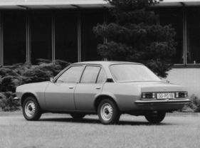 Opel Ascona 1.6 (1978) – Der abfallende Heckbereich kommt beim Rangieren gerade noch in den Blick