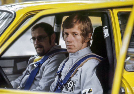 Bild: Opel Ascona (1974) – So sehen Sieger aus: Jochen Berger (links) und Walter Röhrl in ihrem Dienstwagen