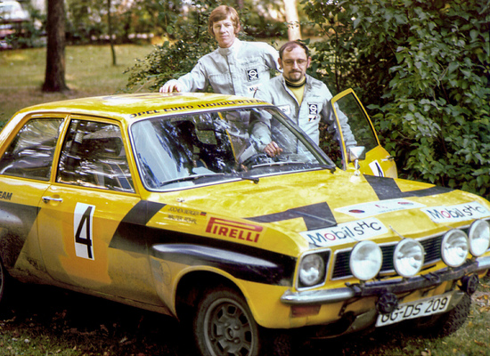 Bild: Opel Ascona (1974) – Walter Röhrl und Jochen Berger neben ihrem Siegerfahrzeug bei der 13. Rallye Internazionale di Lugano 1974 in der Schweiz