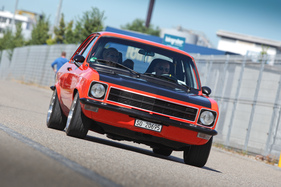 Bild Opel Ascona A - wie damals mit schwarzer Haube - am 2. TCS Youngtimer und Classictreffen in Pratteln im Jahr 2016