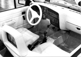 Opel Ascona Cabriolet - ganz in Weiss ausgeschlagen - hergestellt von den beiden Opel-Händlern Häusler und Einath - am Genfer Automobilsalon 1984
