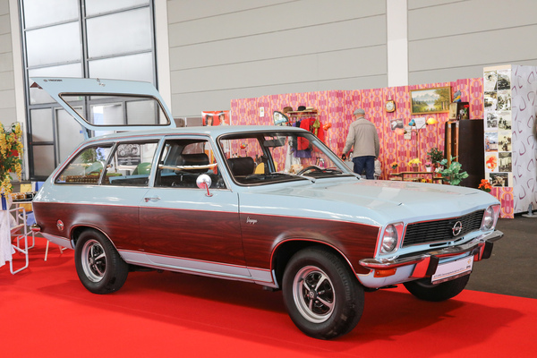 Opel Ascona Voyage (1971) - nach amerikanischer Woody-Art mit Kunststoff-Folie beklebt - Klassikwelt Bodensee 2024