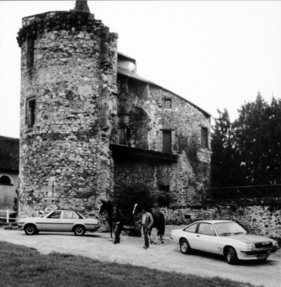 Opel Ascona und Opel Manta (1977) – zwei Autos, zwei Pferde, zwei Reiter und ein Gemäuer