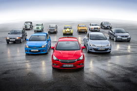 Opel Astra (2016) - Familientreffen - hinten sämtliche Opel Kadett-Generationen, vorn alle Astra – angeführt vom jüngsten Modell, dem Auto des Jahres 2016