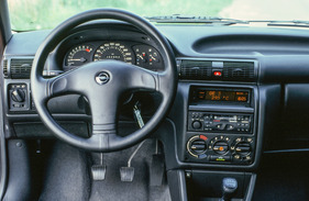 Opel Astra GSi 16V (1991) - Radio serienmässig an Bord