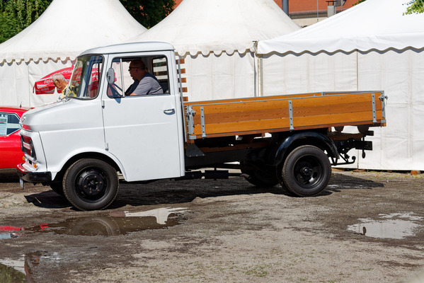 Opel Blitz (1966) – Dieser Pritschenwagen ist anscheinend schon seit längerem von der Arbeit befreit – Oldtimer Open Air 2024