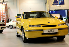 Opel Calibra (1992) - auch die ersten Calibras sind bereits über 20 Jahre alt - schöne Ergänzung des Opel-Standes - an der Techno Classica Essen 2012
