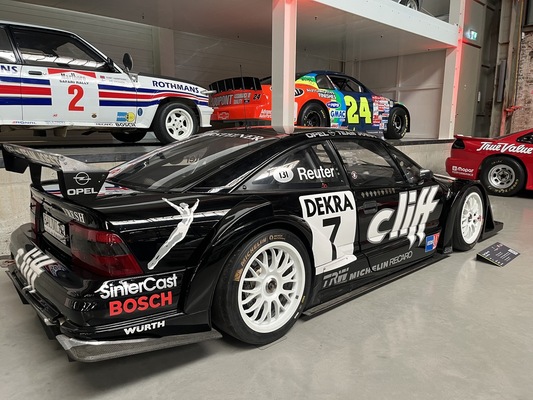 Opel Calibra V6 4x4 ITC "Cliff" (1996) – Sonderausstellung "125 Jahre Opel-Automobile" im "Nationalen Automuseum – The Loh Collection"