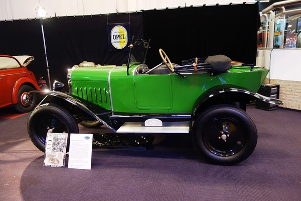 Opel-Club mit Modell 4 PS, genannt Laubfrosch - InterClassics Maastricht 2019