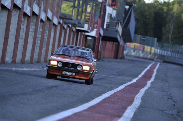 Opel Commodore Coupé in der Boxengasse von Spa an der Creme21 2015 am ersten Tag