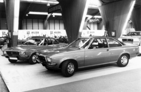 Opel Commodore GS Coupé (1972) – am Genfer Automobilsalon 1972 vor einem "normalen" Commodore Coupé