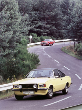 Opel Commodore GS/E Coupé (1973) – noch war das Vinyldach optional, wie der hintere Wagen zeigt