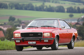 Opel Commodore GS/E Coupé (1974) – Der Bugspoiler ist nicht nur halbstarke Angeberei, sondern verringert auch den Luftwiderstand