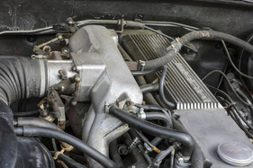 Opel Commodore GS/E Coupé (1974) – Die Bosch D-Jetronic sieht zwar nicht so gut aus, bringt aber mehr Leistung als die zwei Zenith-Registervergaser