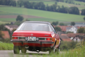 Opel Commodore GS/E Coupé (1974) – Doppelendstufe: Nur GS und GS/E haben zwei Auspuffendrohre