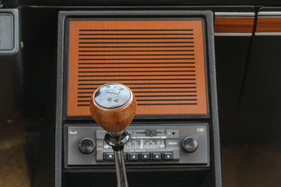 Opel Commodore GS/E Coupé (1974) – Hölzerner Schaltknauf und Radioblende im Braun-Stil der späten Fünfziger