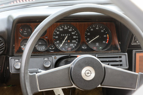 Opel Commodore GS/E Coupé (1974) – Sportlichkeit in Teakholz: Drehzahlmesser bei GS und GS/E serienmässig