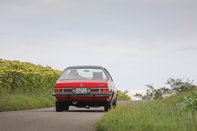 Opel Commodore GS/E Coupé (1974) – Stark gewölbte Flanken und niedrige Rückleuchten betonen die Breite