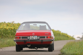 Opel Commodore GS/E Coupé (1974) – Stark gewölbte Flanken und niedrige Rückleuchten betonen die Breite