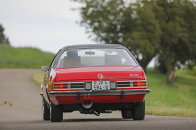 Opel Commodore GS/E Coupé (1974) – Stark gewölbte Flanken und niedrige Rückleuchten betonen die Breite