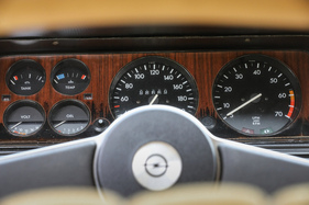 Opel Commodore GS/E Coupé (1974) – Wer sportlich fährt, sollte vor allem die Anzeige oben links im Auge behalten