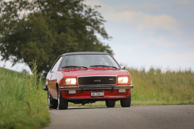 Opel Commodore GS/E Coupé (1974) – Wie Chevelle und Camaro SS trägt er seinen Status als sportliches Spitzenmodell stolz im Kühlergrill