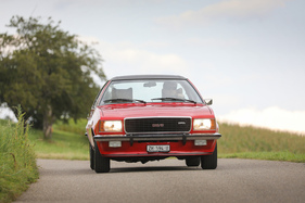 Opel Commodore GS/E Coupé (1974) – Wie Chevelle und Camaro SS trägt er seinen Status als sportliches Spitzenmodell stolz im Kühlergrill