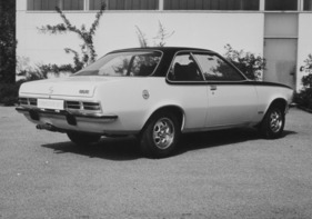 Opel Commodore GS/E Coupé (1975) – mit Vinyldach und seitlichen Dekorstreifen