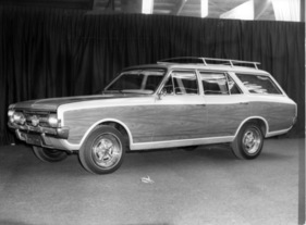 Opel Commodore Voyage (1968) - Kombistudie mit seitlicher Holzverkleidung (Folie) - Genfer Autosalon 1968