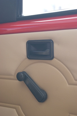 Opel Corsa 1.0 S Luxus (1983) – Abnäher auf der Türverkleidung schaffen der Fensterkurbel optisch Bewegungsraum