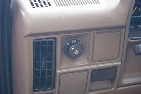 Opel Corsa 1.0 S Luxus (1983) – Lichtschalter und Luftdüse. Was rechts unten aussieht wie die Motorhaubenentriegelung ist der Chokezug