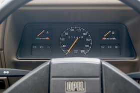 Opel Corsa 1.0 S Luxus (1983) – Schlichte Instrumentierung drei Skalen und sechs Warnleuchten