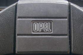 Opel Corsa 1.0 S Luxus (1983) – Schriftzug statt Blitz auf der Prallplatte