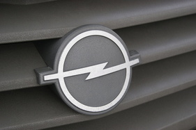 Opel Corsa 1.0 S Luxus (1983) – grauer Kunststoff dominiert die Front, der Blitz ist nicht verchromt, sondern silbern lackiert