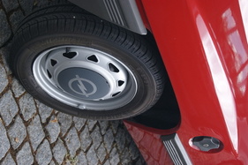 Opel Corsa 1.0 S Luxus (1983) – grosse, kreisrunde Raddeckel kennzeichnen das mittlere Modell