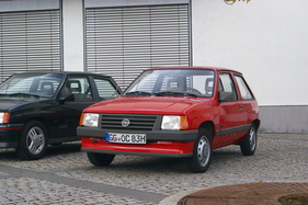 Opel Corsa 1.0 S Luxus (1983) – in der aufpreispflichtigen Brillant-Lackierung "Karminrot"