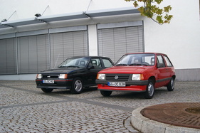 Opel Corsa 1.0 S Luxus (1983) – neben einem GSi von 1990