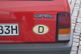 Opel Corsa 1.0 S Luxus (1983) – niedrige Ladekante, aber noch keine Griffleiste über dem Nummernschild