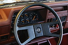 Opel Corsa 1.2 S Luxus (1983) – "Sportinstrumentierung" des SR mit Drehzahlmesser, Voltmeter und Ölmanometer