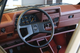 Opel Corsa 1.2 S Luxus (1983) – das Lenkrad war unabhängig von der Ausstattungsfarbe immer schwarz